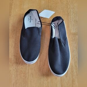 NWT Activ Pro black and white canvas shoes